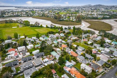 Photo of property in 52 Beaubank Road, Kelston, Auckland, 0602