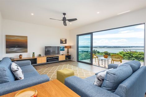 Photo of property in 10 Maffeys Road, Mount Pleasant, Christchurch, 8081