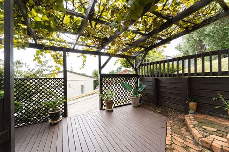 Photo of property in 2/28 Exeter Place, Unsworth Heights, Auckland, 0632