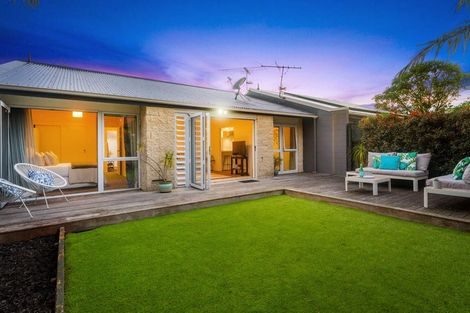 Photo of property in 2/40 James Evans Drive, Northcote, Auckland, 0627