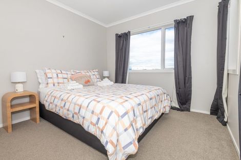 Photo of property in 3 Cessna Way, Newlands, Wellington, 6037