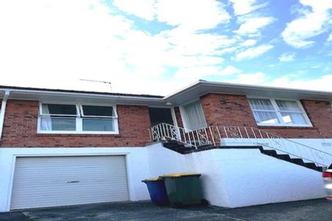 Photo of property in 2/96 East Coast Road, Forrest Hill, Auckland, 0620