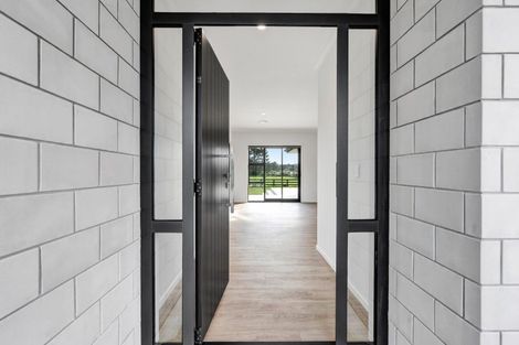 Photo of property in 31 Ninia Road, Paraite, New Plymouth, 4373