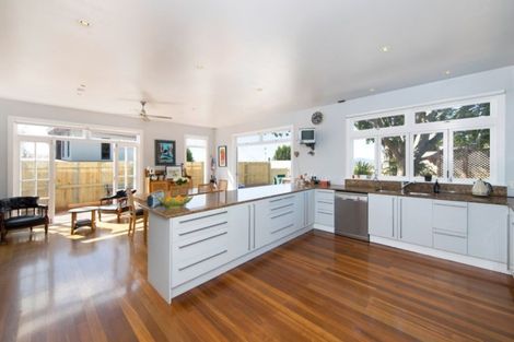Photo of property in 21 Gladstone Road, Northcote, Auckland, 0627