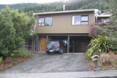 Photo of property in 38 Greenstone Place, Fernhill, Queenstown, 9300