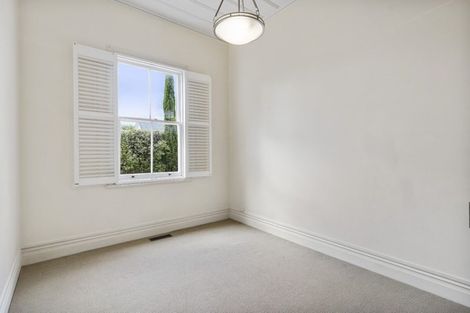 Photo of property in 5 Queen Street, Northcote Point, Auckland, 0627
