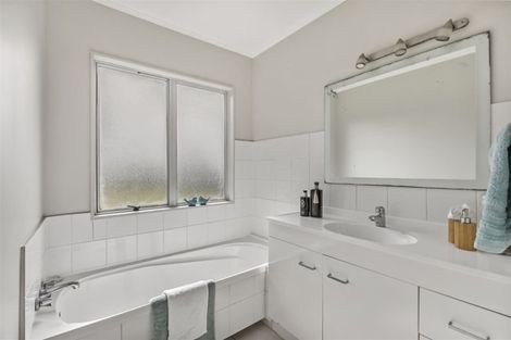 Photo of property in 123 Oreil Avenue, West Harbour, Auckland, 0618