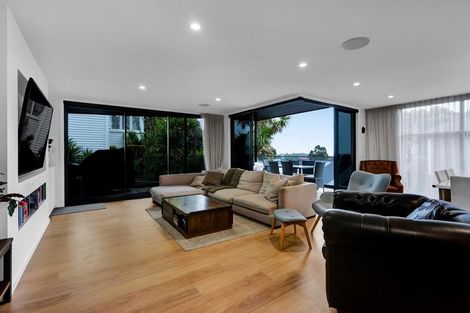 Photo of property in 28a Waiwaka Terrace, Strandon, New Plymouth, 4312