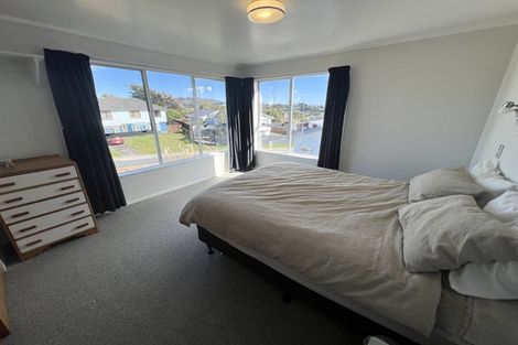 Photo of property in 24 Colchester Crescent, Newlands, Wellington, 6037