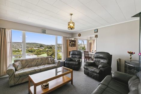 Photo of property in 23 Griffiths Grove, Newlands, Wellington, 6037