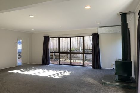 Photo of property in 2/20 Lagoon Way, West Harbour, Auckland, 0618