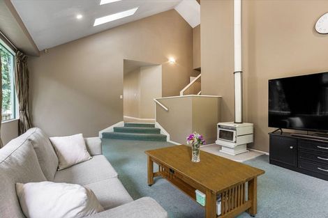 Photo of property in 16a Kingsclere Place, Goodwood Heights, Auckland, 2105