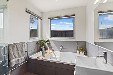 Photo of property in 5 Stoneleigh Green, Parklands, Christchurch, 8083