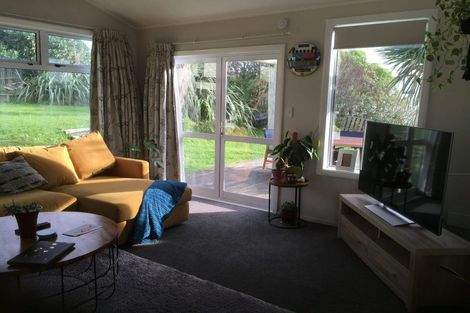 Photo of property in 39 Hiwi Crescent, Titahi Bay, Porirua, 5022