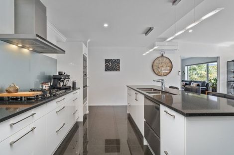 Photo of property in 18 Roseberry Place, Whitianga, 3510