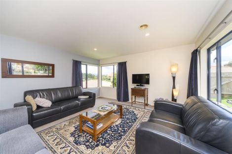 Photo of property in 11 Ruapehu Drive, Fitzherbert, Palmerston North, 4410