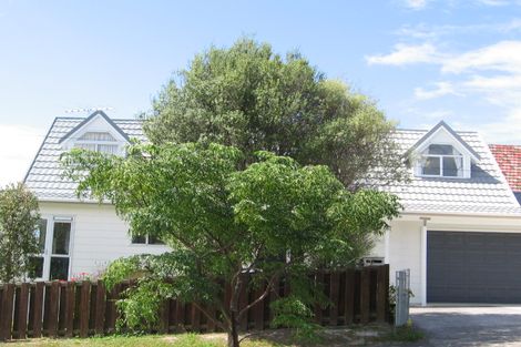 Photo of property in 1 Garadice Road, Rothesay Bay, Auckland, 0630