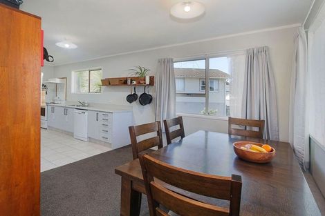 Photo of property in 8 Papa Place, Birkdale, Auckland, 0626