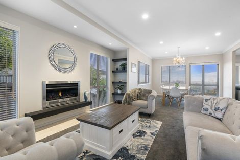 Photo of property in 8 Oak View Terrace, Schnapper Rock, Auckland, 0632