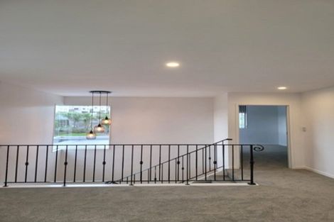 Photo of property in 33 Medallion Drive, Oteha, Auckland, 0632