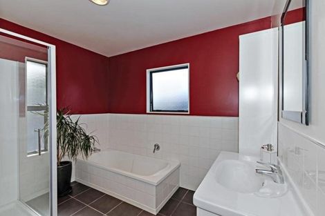 Photo of property in 24 Kitewaho Road, Swanson, Auckland, 0816