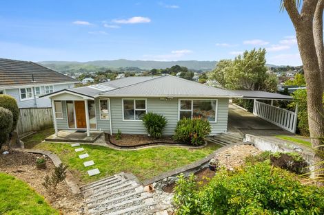 Photo of property in 15 Tainui Terrace, Tawa, Wellington, 5028