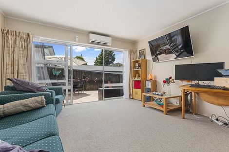 Photo of property in 2/10 Roseburn Place, Pakuranga, Auckland, 2010