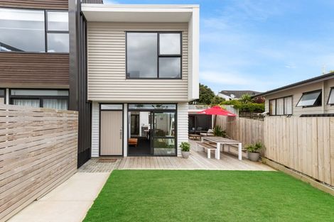 Photo of property in 13/15 Chivalry Road, Glenfield, Auckland, 0629