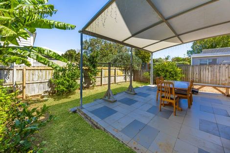 Photo of property in 35 Becker Drive, Weymouth, Auckland, 2103