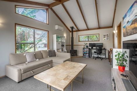 Photo of property in 33 Jelas Road, Red Beach, 0932