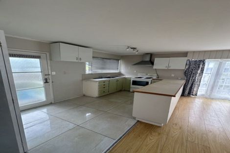 Photo of property in 1/3 Forsythe Place, Massey, Auckland, 0614