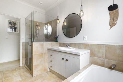 Photo of property in 16 Renlee Place, Shelly Park, Auckland, 2014