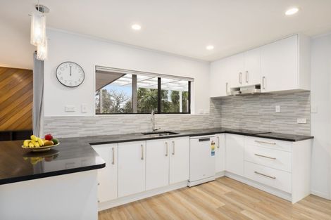 Photo of property in 14 Rhinevale Close, Henderson, Auckland, 0612