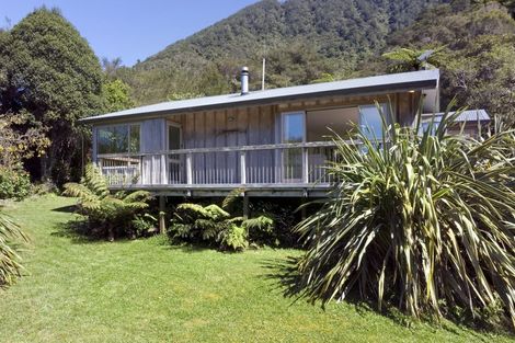 Photo of property in 3215 Archers Road, Tennyson Inlet, 7195