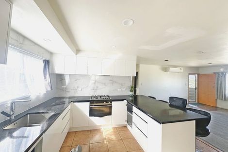 Photo of property in 4/70 West Coast Road, Glen Eden, Auckland, 0602