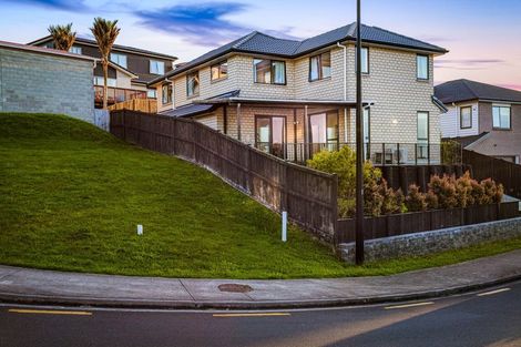 Photo of property in 16 Eric Gifford Drive, Ranui, Auckland, 0612