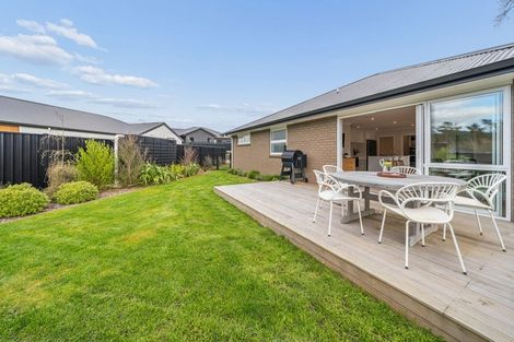 Photo of property in 15 Rewarewa Way, Timberlea, Upper Hutt, 5018
