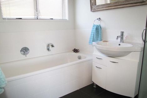 Photo of property in 98 Heta Road, Highlands Park, New Plymouth, 4312