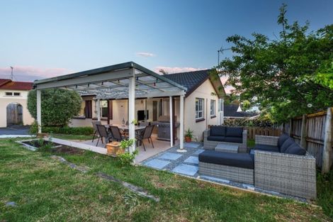 Photo of property in 2/31 Mannering Place, Hillcrest, Auckland, 0627