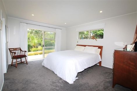 Photo of property in 10 Woodfern Crescent, Titirangi, Auckland, 0604