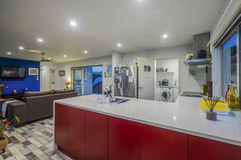 Photo of property in 3 Karaka Road, Kawakawa Bay, Papakura, 2585