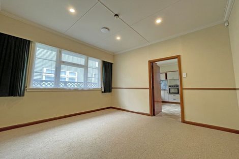 Photo of property in 28 Pahiatua Street, Hokowhitu, Palmerston North, 4410