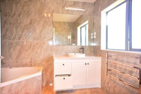 Photo of property in 39d Point View Drive, East Tamaki Heights, Auckland, 2016