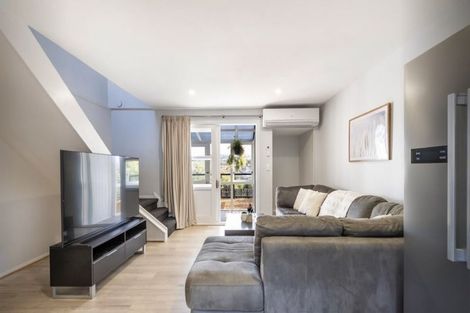 Photo of property in 2/25 Kingsbridge Place, Newlands, Wellington, 6037