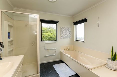Photo of property in 25 Veale Road, Frankleigh Park, New Plymouth, 4310