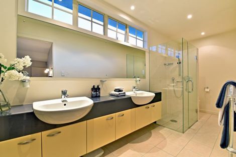 Photo of property in 25 Sylvan Avenue, Northcote, Auckland, 0627