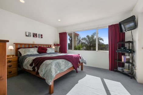 Photo of property in 22 Margaret Henry Crescent, Oteha, Auckland, 0632