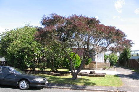Photo of property in 2/56 Cockayne Crescent, Sunnynook, Auckland, 0620