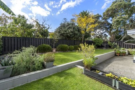 Photo of property in 13 James Evans Drive, Northcote, Auckland, 0627