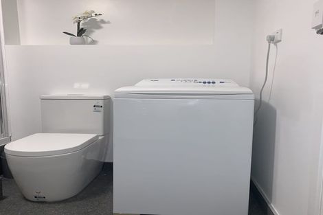 Photo of property in 111 Pupuke Road, Northcote, Auckland, 0627